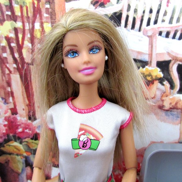 BARBIE BARBEQUE, ARTICULATED ARMS DOLL + HOT DOG BBQ + STAND, CUTE APRON OUTFIT - Picture 4 of 7